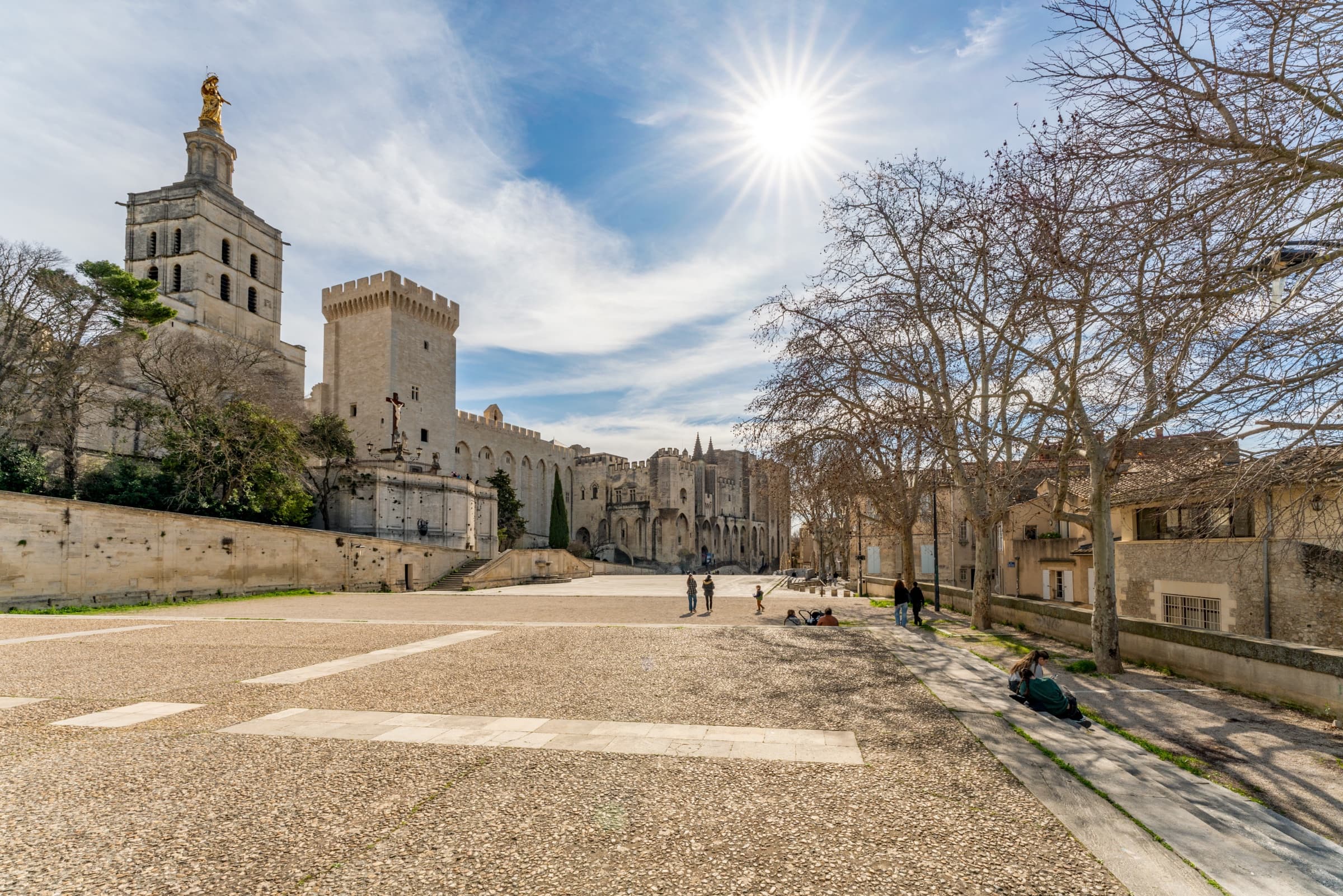 Papissime Le Cube, face au Palais des Papes